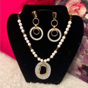 Handmade necklace with earrings in white and gold